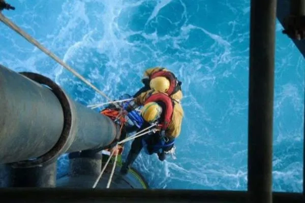 People absailing over water 